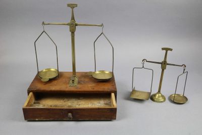 BALANCE trébuchet en laiton et caisse en bois.
