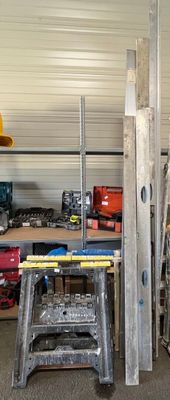 de nombreux outils posés sur une table dans un garage