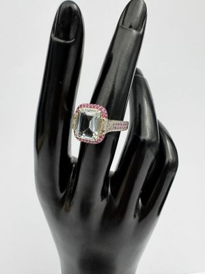 une image représentant la main d'une femme portant une bague