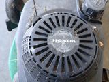 un gros plan d'une tondeuse à gazon Honda