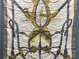 un gros plan d'un drapeau blanc et jaune orné d'une croix