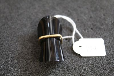 un petit objet noir orné d'une bande dorée
