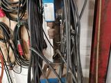 un faisceau de fils reliés à une machine