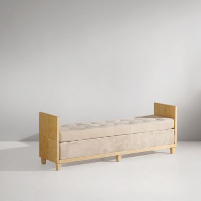 une photo d'un petit lit avec un cadre en bois et un matelas