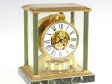 une horloge posée sur une table