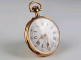 une montre de poche en or avec des chiffres romains