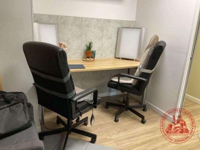 un bureau avec deux chaises et un ordinateur dessus