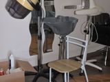 un sèche-cheveux posé sur un support dans une pièce