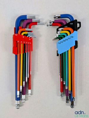 Deux paires de troglodytes hexagonaux de couleurs différentes sont accrochées à un mur.