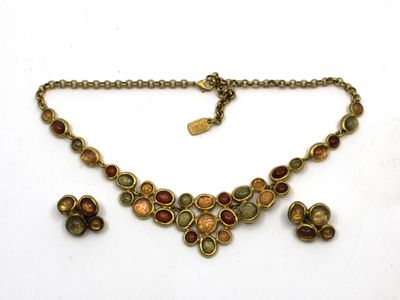 gros plan d'un collier et de boucles d'oreilles sur une surface blanche