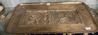 un plateau en métal orné d'un motif, posé sur une table