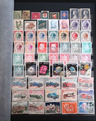 une photo d'une collection de timbres exposée dans un cadre noir