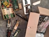 une boîte en carton remplie d'assortiments de trains miniatures