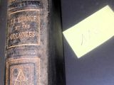 une personne tenant un vieux livre à la main