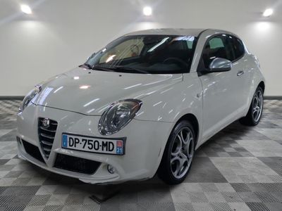 la photo d'une voiture blanche garée dans un garage