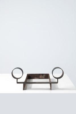 un plateau métallique sur lequel reposent deux miroirs, posé sur une table blanche