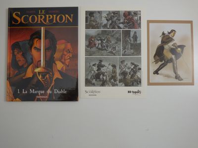deux livres posés contre un mur, sur lesquels figurent des photos de soldats