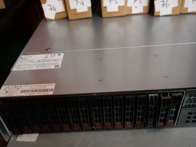 un rack sur lequel sont posés de nombreux disques durs