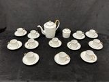 une image représentant un ensemble de tasses et de soucoupes posées sur une table