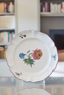 une assiette blanche avec un motif floral