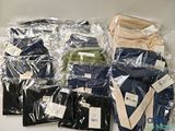 beaucoup de t-shirts emballés dans des sacs en plastique