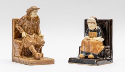 paire de figurines en céramique représentant un homme et une femme assis sur une chaise