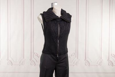 Sur le mannequin, la femme porte une veste et un pantalon noirs.