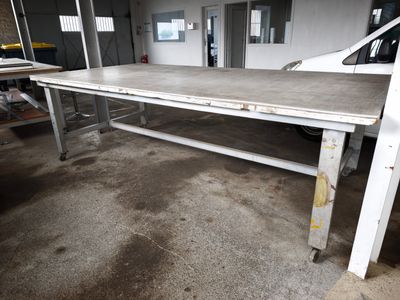 a table that is sitting in the middle of a garage