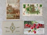 quatre cartes postales représentant des cerises, posées sur une table