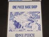 un gros plan sur un jeu de cartes en un seul morceau posé sur une table