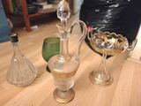 trois vases en verre posés sur une table l'un à côté de l'autre