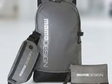 un sac à dos auquel est fixée une bouteille d'eau et un sac auquel est fixée une bouteille d'eau