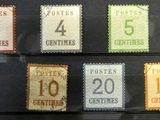 six timbres différents sont exposés dans une vitrine