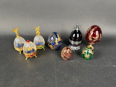 un groupe de quatre œufs en verre posés les uns à côté des autres sur une table