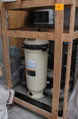 un chauffe-eau posé sur un support en bois