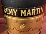 la bouteille de vin est posée sur la table à côté du verre à vin