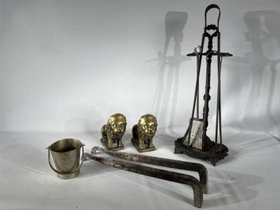 un grand nombre d'objets métalliques posés sur une table