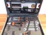 une mallette à outils contenant des outils, posée sur une table en bois