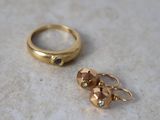 deux bagues en or et une bague sertie d'un diamant, posées sur une surface en marbre