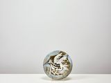une boule de verre posée sur une table blanche