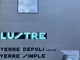 une enseigne sur le côté d'un immeuble où l'on peut lire « Luxtre »