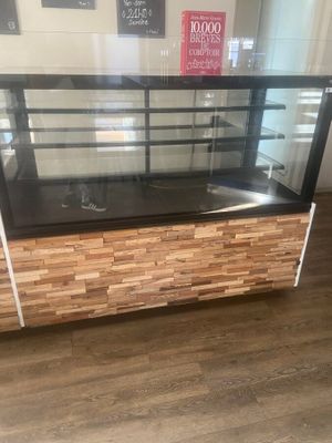 une photo d'une vitrine de magasin avec un parquet