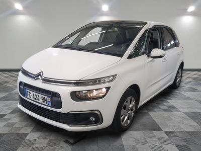 la citrole blanche est garee sur un carrelage en damier