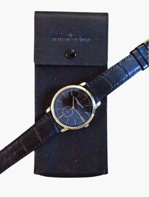 étui à montre en cuir noir contenant une montre et un bracelet noir