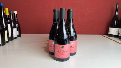 plusieurs bouteilles de vin sont alignées sur un comptoir