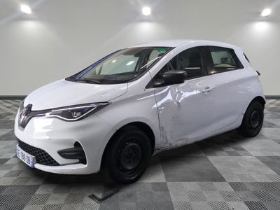 la photo d'une voiture blanche garée dans un garage