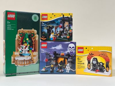 Trois boîtes de Lego sont posées sur une surface blanche.