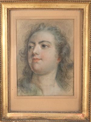 portrait d'une jeune femme dans un cadre doré