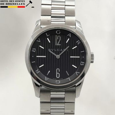 une montre en argent avec un cadran noir et un bracelet en argent