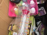 un carton rempli de produits pour bébés et d'autres articles